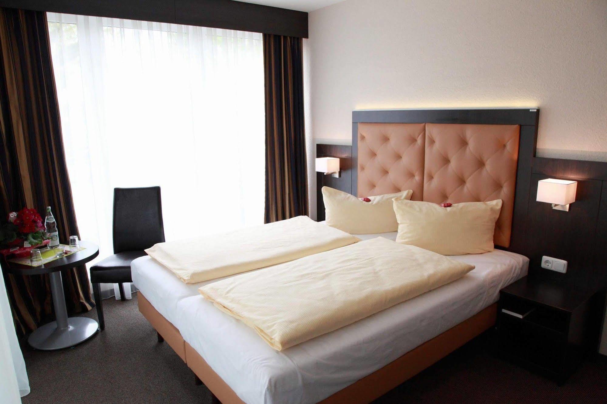 Hotel Zur Heidebluete Hambuhren Ngoại thất bức ảnh