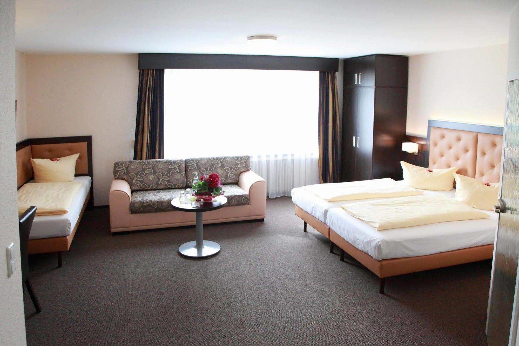 Hotel Zur Heidebluete Hambuhren Ngoại thất bức ảnh