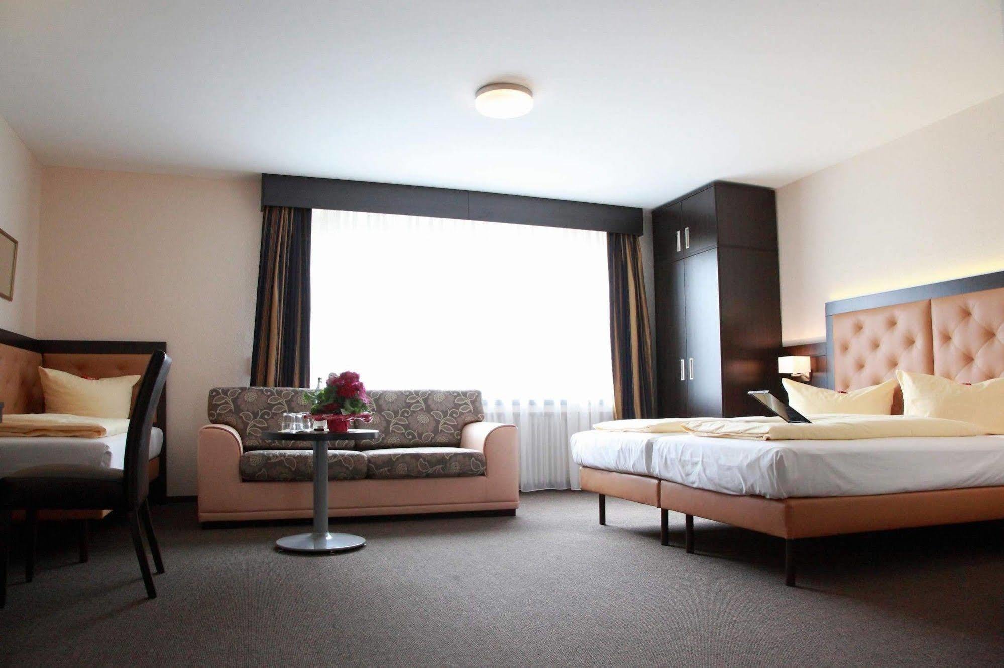 Hotel Zur Heidebluete Hambuhren Ngoại thất bức ảnh